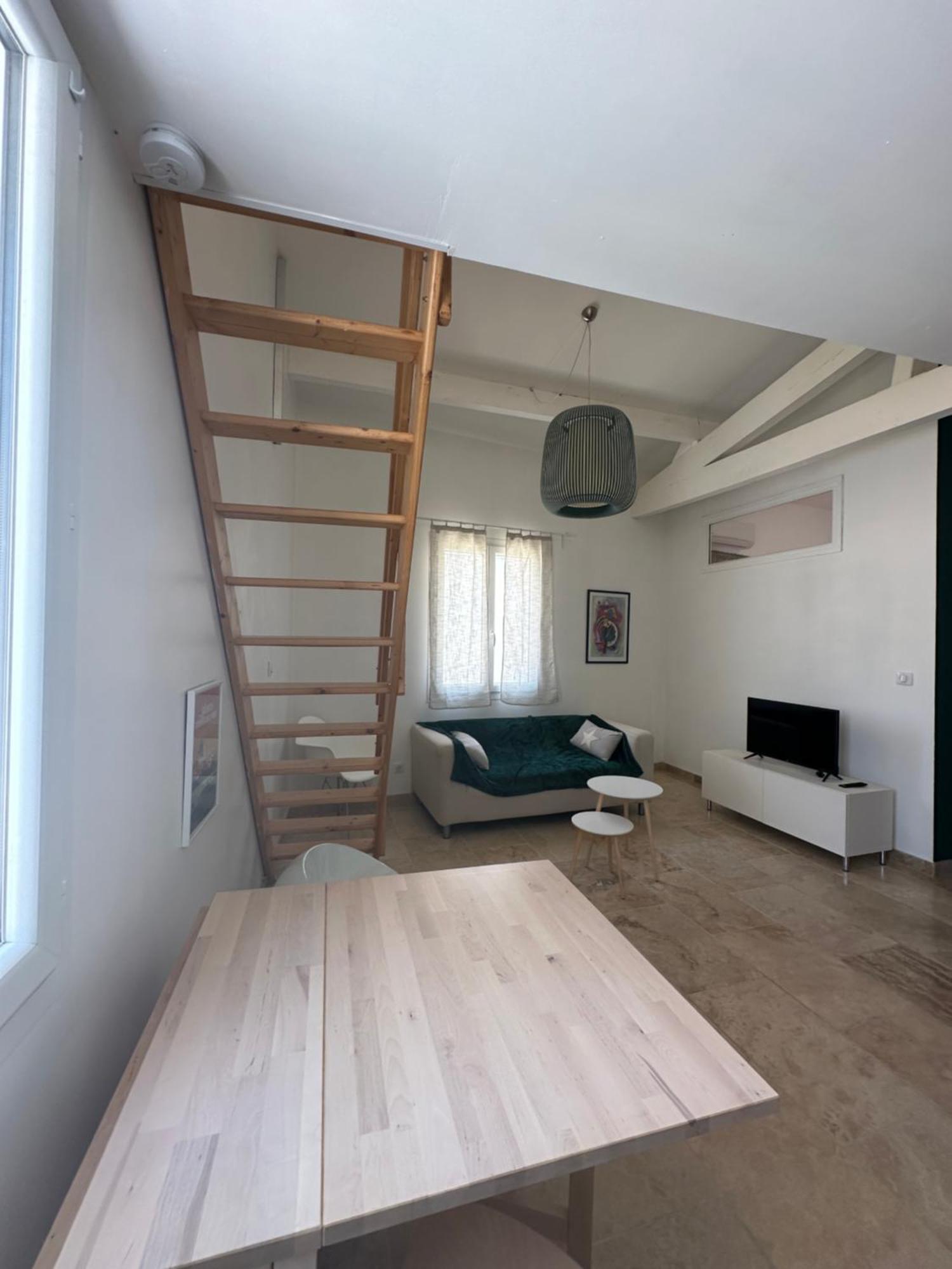 Appartement Avec Vue Sur L Eglise Des Saintes Exterior photo